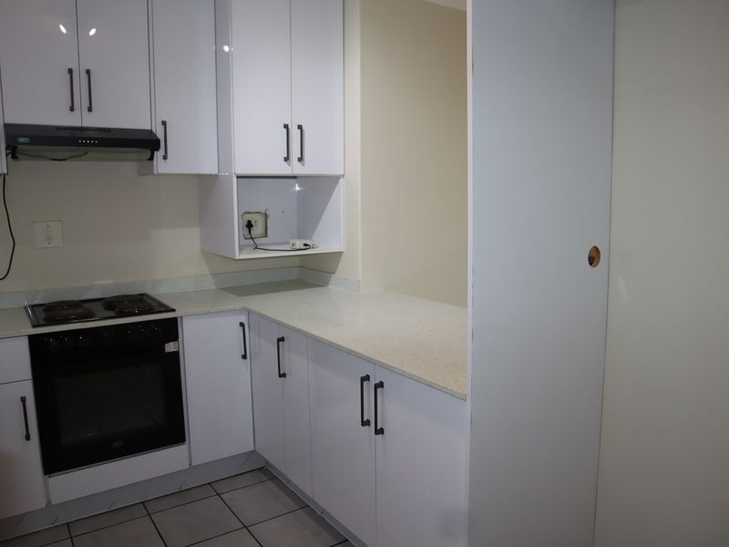 MOVE IN READY - REFURBISHED 2 BED, 2 BATH FLAT IN CAVERSHAM GLEN - Photo 5