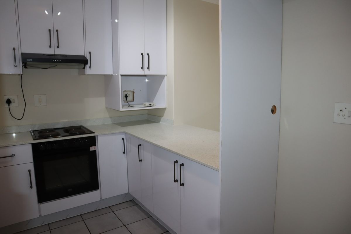 MOVE IN READY - REFURBISHED 2 BED, 2 BATH FLAT IN CAVERSHAM GLEN - Photo 5