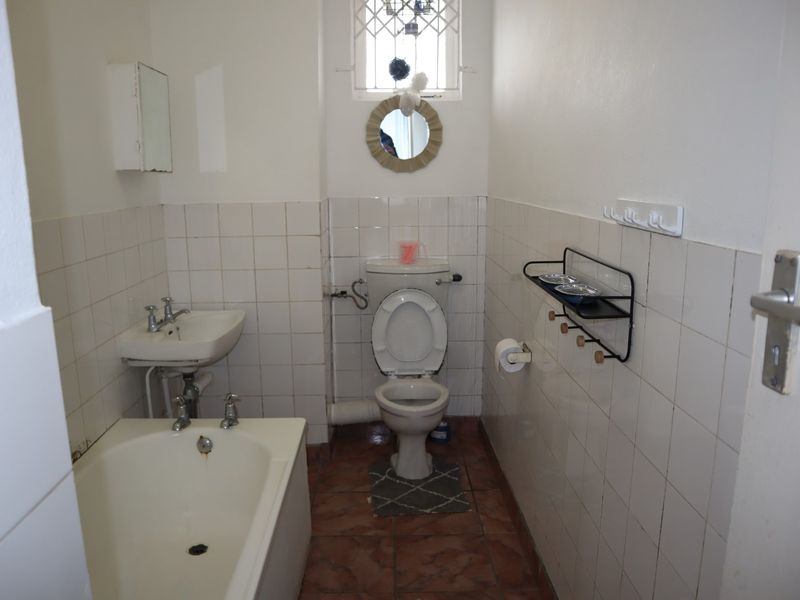 BACHELOR FLAT TO LET AT THE TOWERS - Photo 8