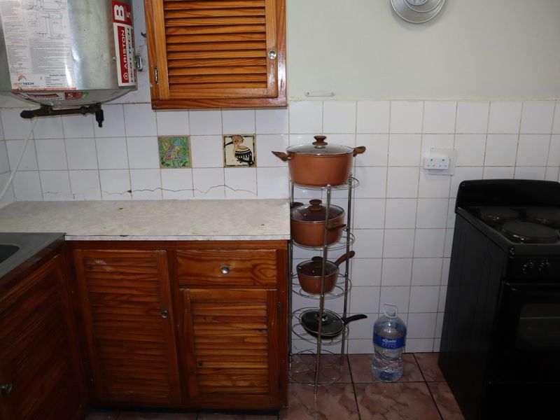 BACHELOR FLAT TO LET AT THE TOWERS - Photo 10
