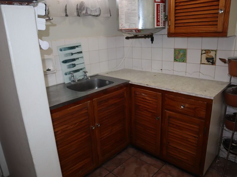 BACHELOR FLAT TO LET AT THE TOWERS - Photo 9