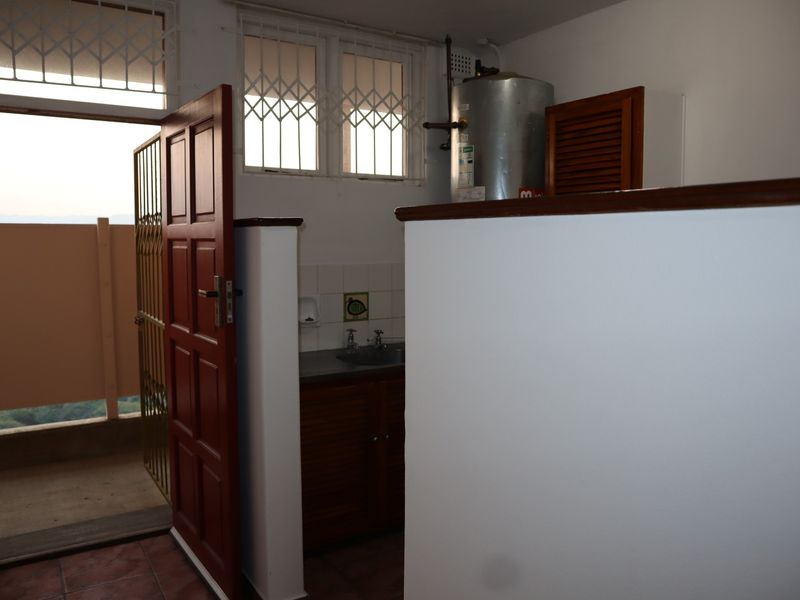 BACHELOR FLAT TO LET AT THE TOWERS - Photo 10