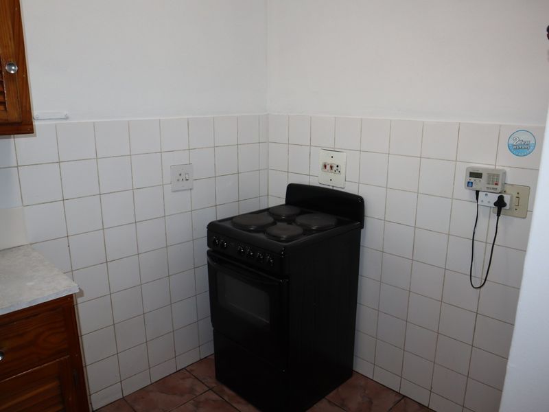 BACHELOR FLAT TO LET AT THE TOWERS - Photo 9