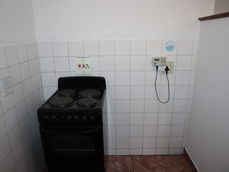 BACHELOR FLAT TO LET AT THE TOWERS - Photo 8