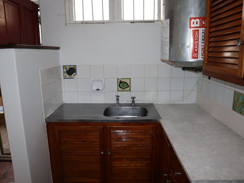 BACHELOR FLAT TO LET AT THE TOWERS - Photo 7