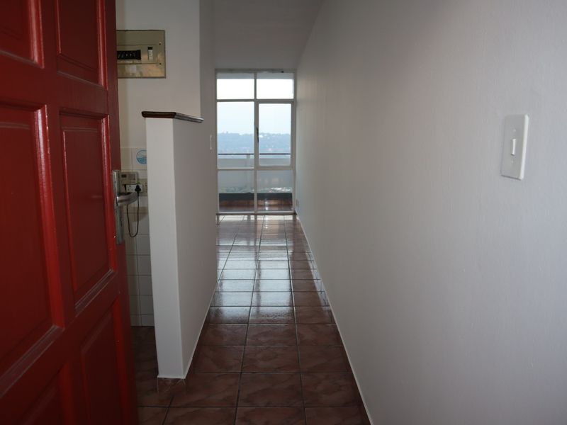 BACHELOR FLAT TO LET AT THE TOWERS - Photo 5