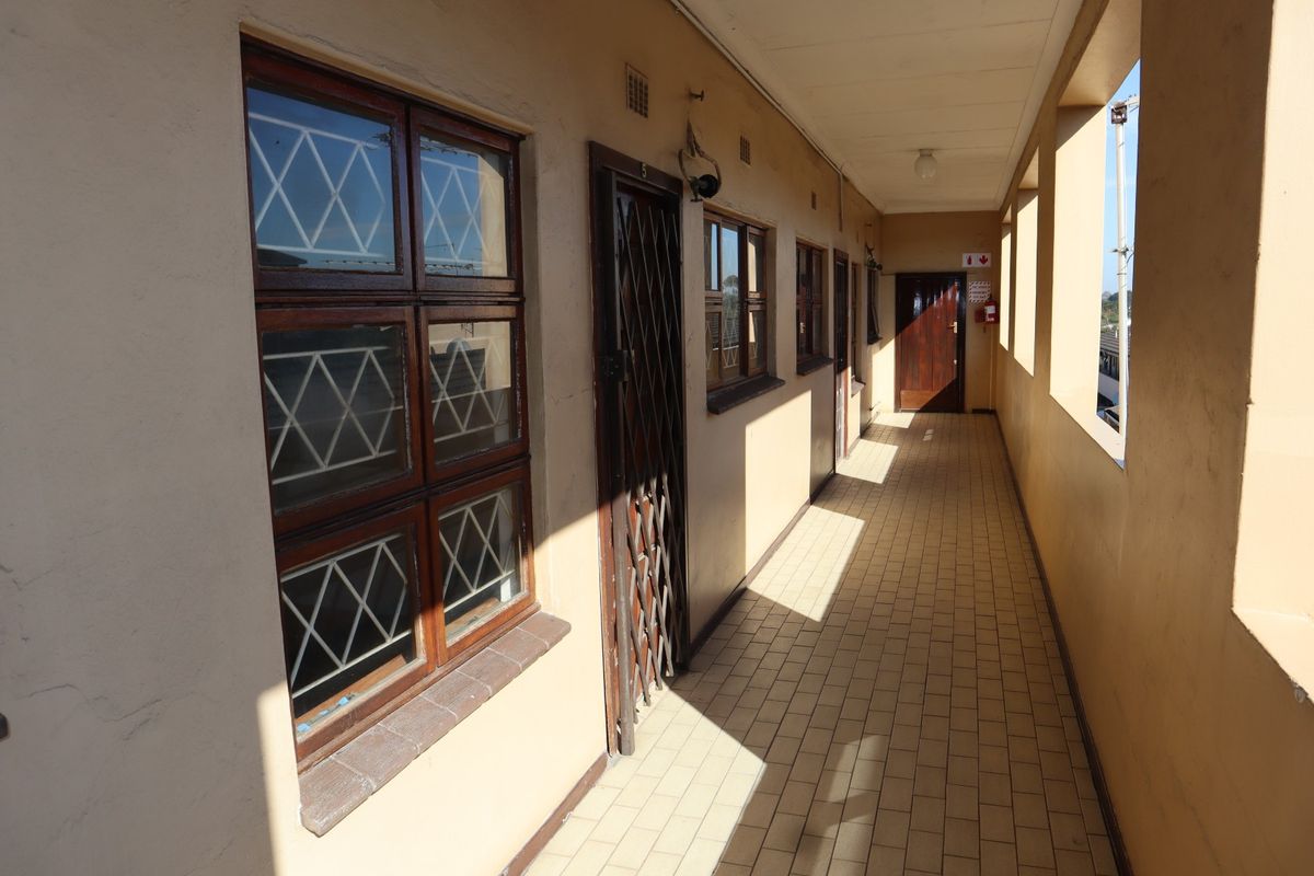 1 BEDROOM APARTMENT TO LET WITH A LOCK UP GARAGE - Photo 3