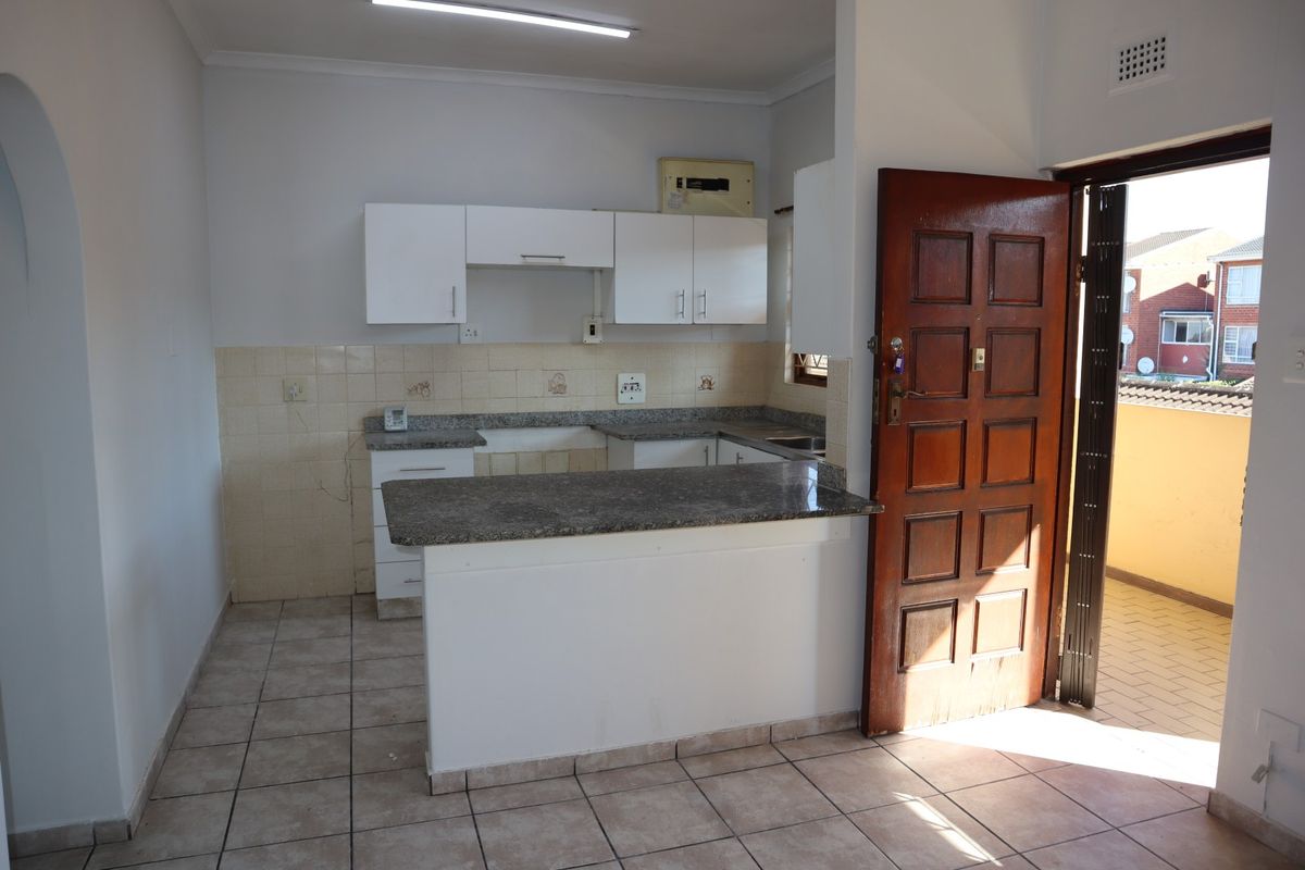 1 BEDROOM APARTMENT TO LET WITH A LOCK UP GARAGE - Photo 4