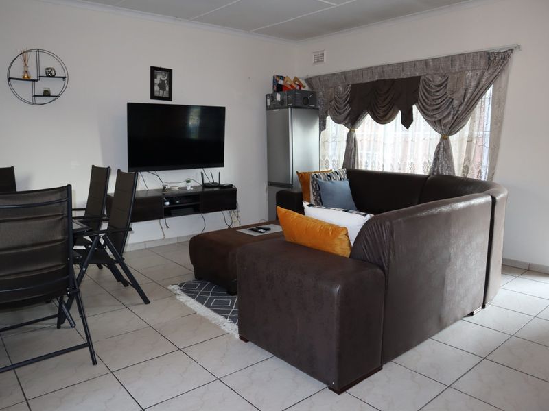 2 BEDROOM FLAT CONVENIENTLY LOCATION FOR EASY LIVING - Photo 3