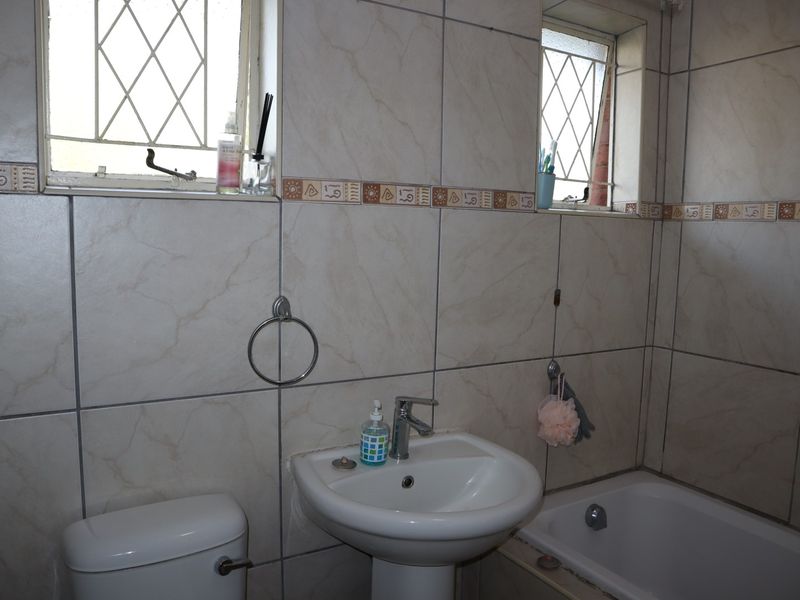 2 BEDROOM FLAT CONVENIENTLY LOCATION FOR EASY LIVING - Photo 9