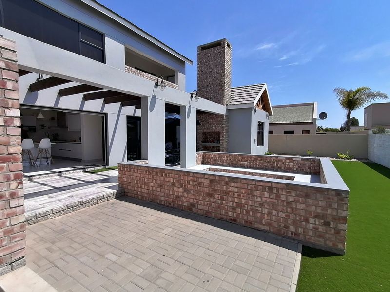 Stylish Designer Family Home - Photo 2