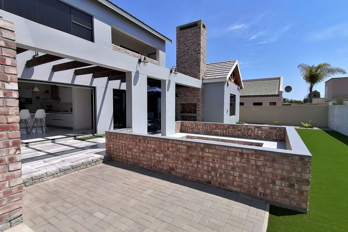 Stylish Designer Family Home - Photo 2