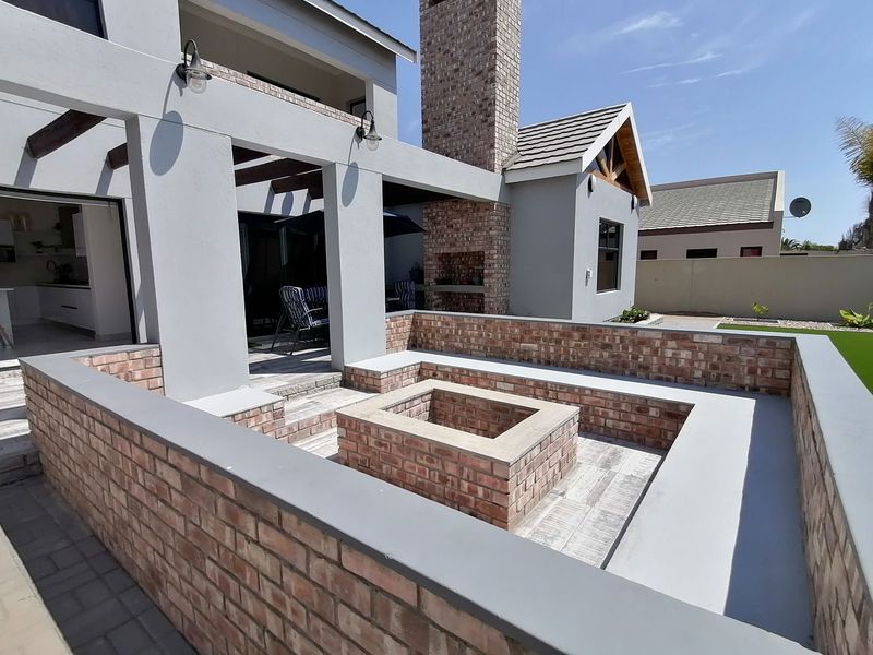 Stylish Designer Family Home - Photo 4