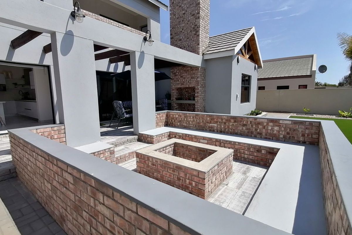 Stylish Designer Family Home - Photo 4