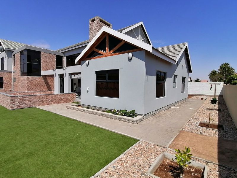 Stylish Designer Family Home - Photo 3