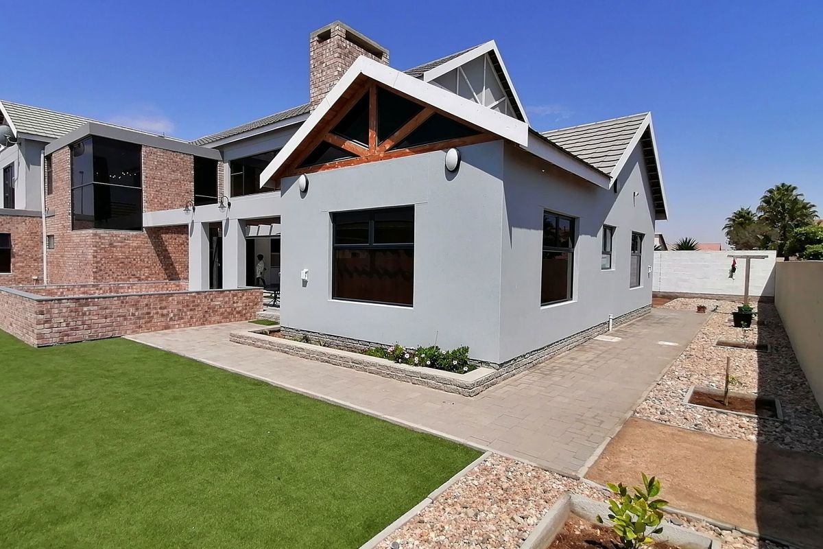 Stylish Designer Family Home - Photo 3