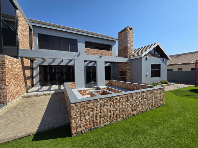 Stylish Designer Family Home - Photo 5