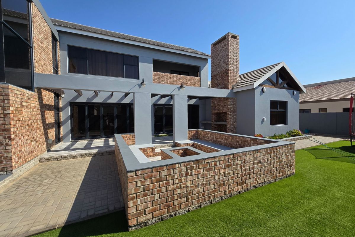 Stylish Designer Family Home - Photo 5