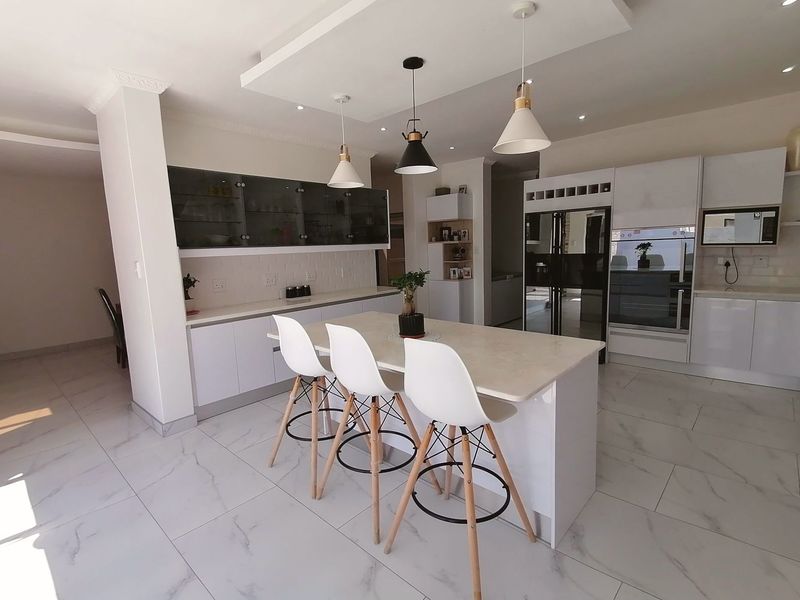 Stylish Designer Family Home - Photo 7