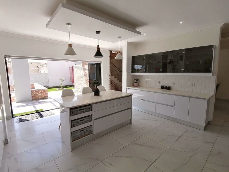 Stylish Designer Family Home - Photo 8