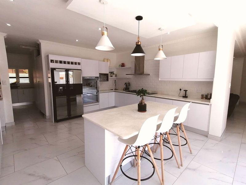 Stylish Designer Family Home - Photo 6