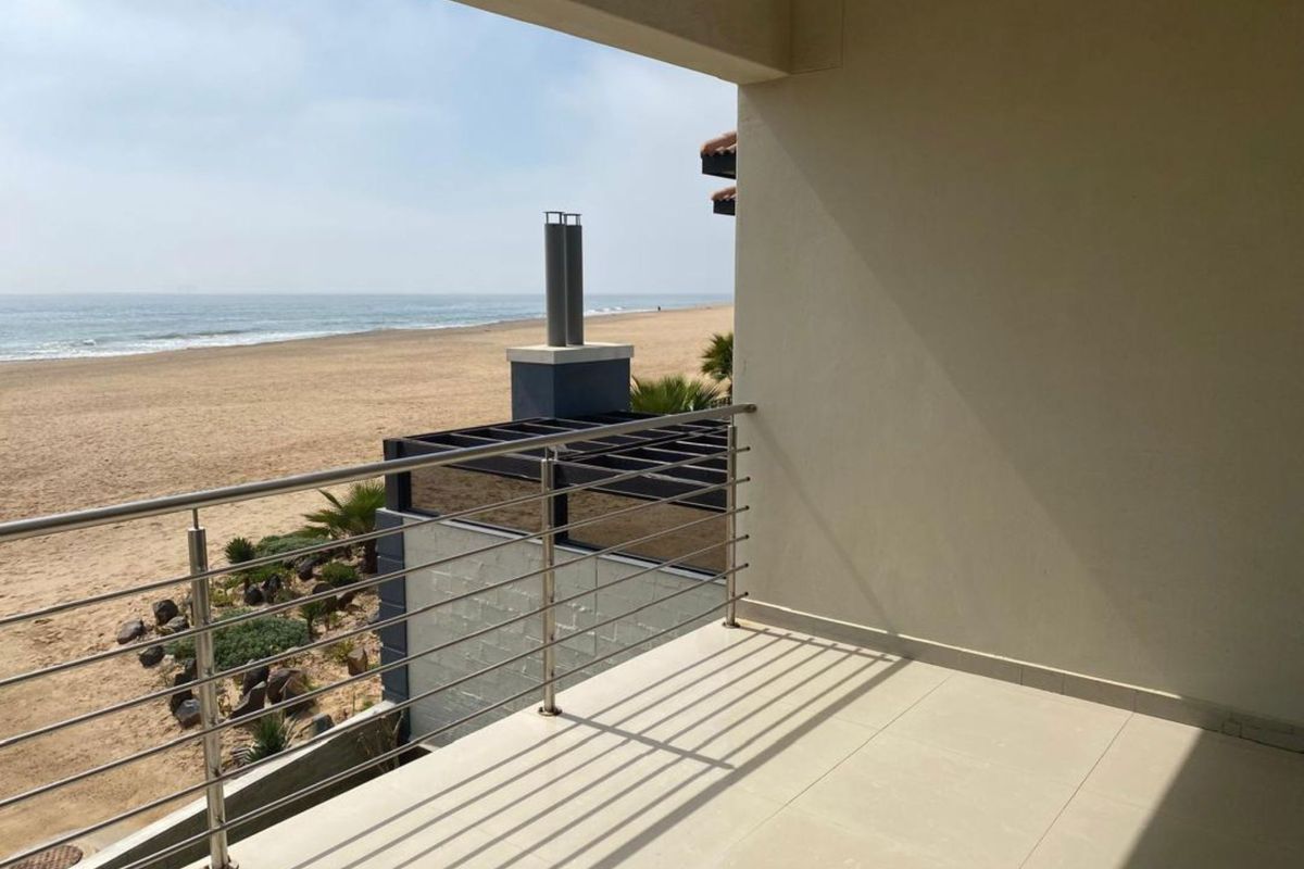 Double-Storey Beachfront Elegance – Langstrand, Walvis Bay - Photo 2