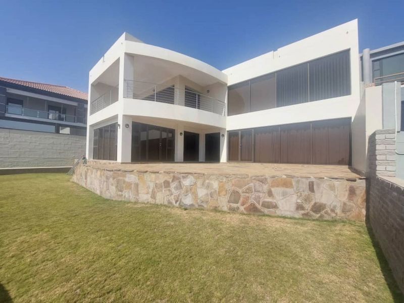 Double-Storey Beachfront Elegance – Langstrand, Walvis Bay - Photo 9