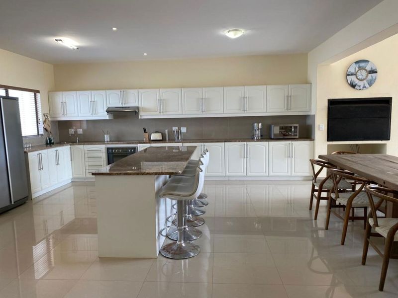 Double-Storey Beachfront Elegance – Langstrand, Walvis Bay - Photo 6