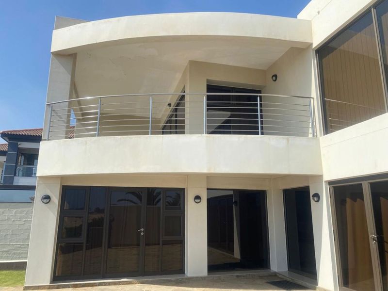 Double-Storey Beachfront Elegance – Langstrand, Walvis Bay - Photo 4