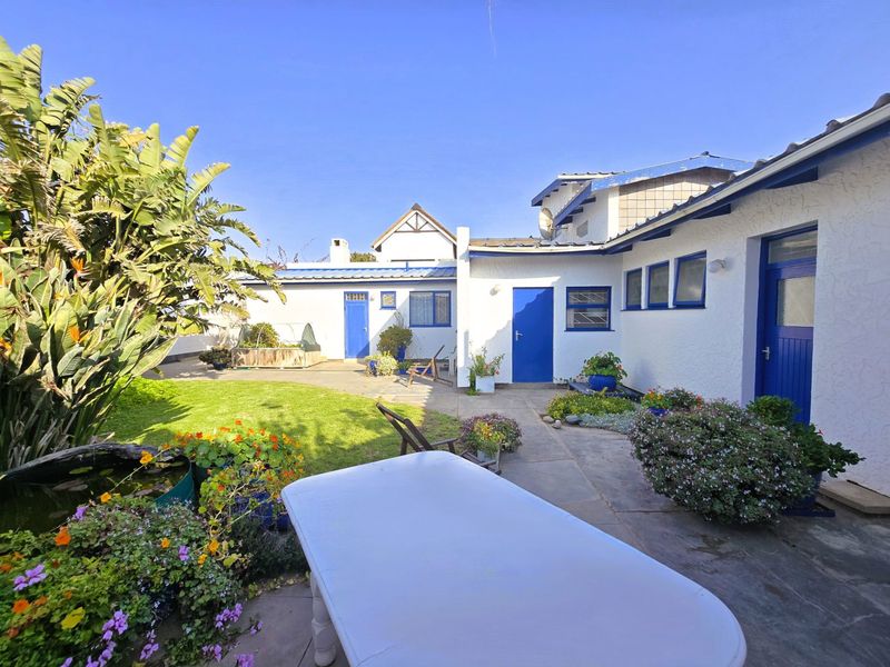 Spectacular Sea Views in a Prime Location - Photo 3