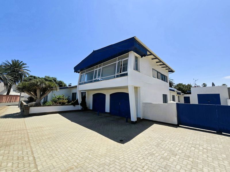 Spectacular Sea Views in a Prime Location - Photo 2