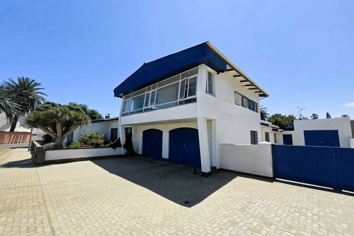 Spectacular Sea Views in a Prime Location - Photo 2