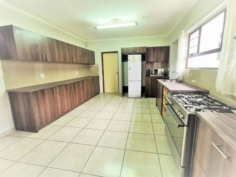 LARGE CONTEMPORARY FAMILY HOUSE - Photo 6