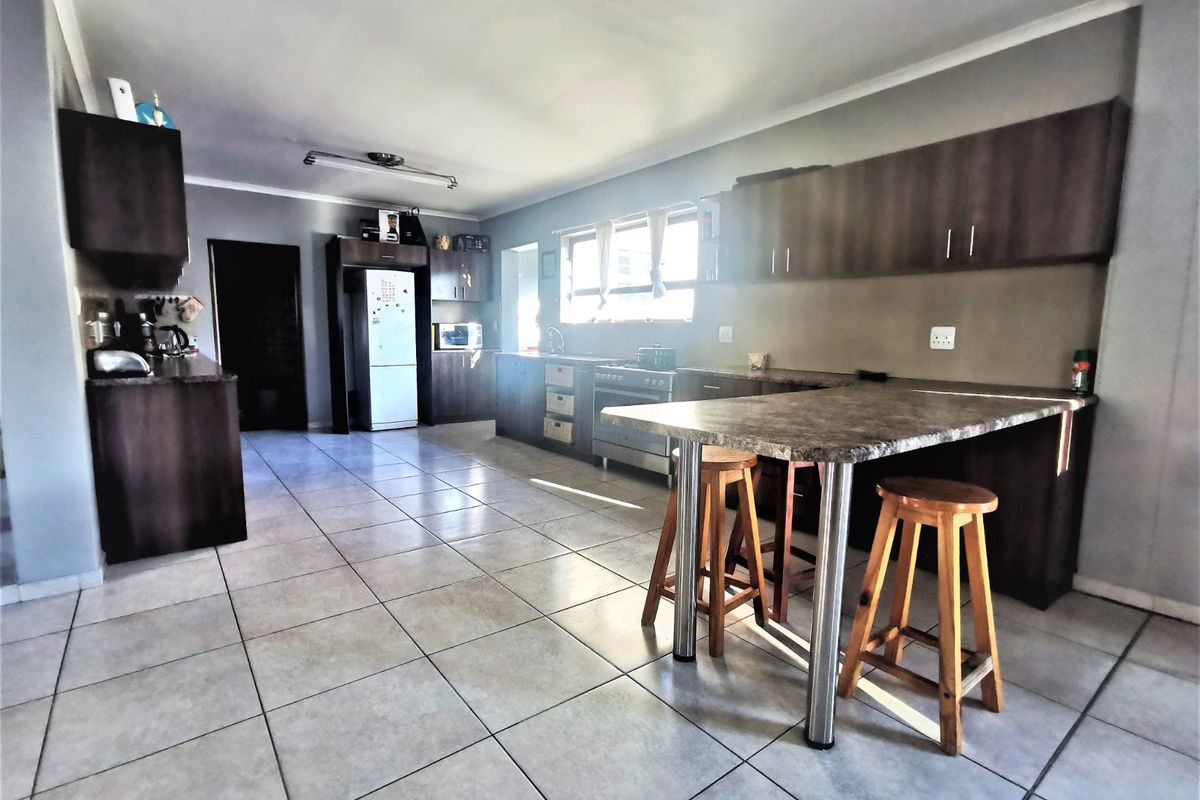 LARGE CONTEMPORARY FAMILY HOUSE - Photo 5
