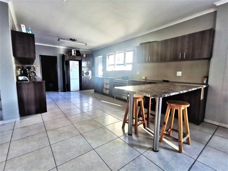 LARGE CONTEMPORARY FAMILY HOUSE - Photo 5