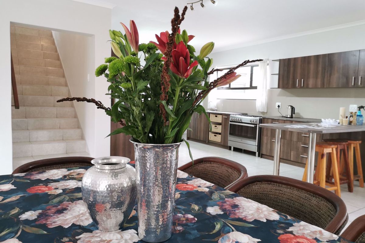 LARGE CONTEMPORARY FAMILY HOUSE - Photo 3