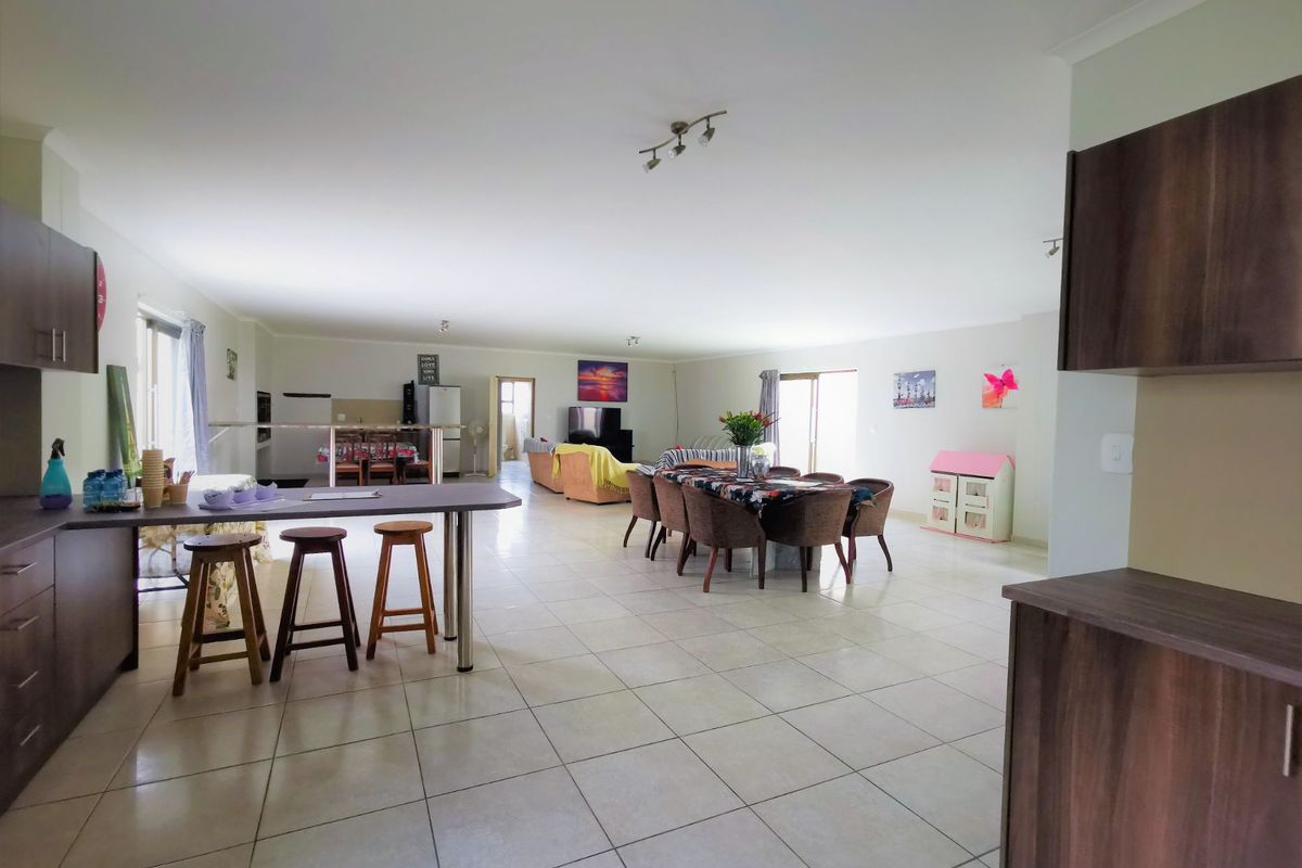 LARGE CONTEMPORARY FAMILY HOUSE - Photo 4