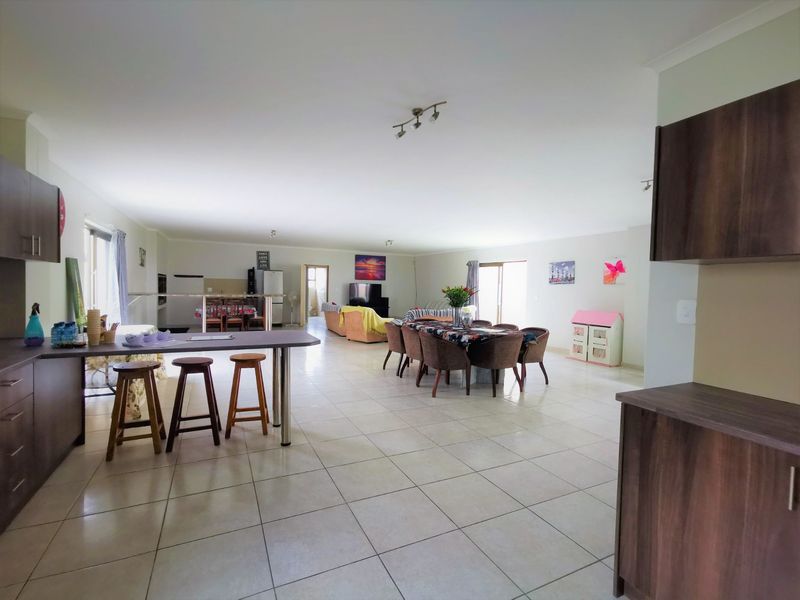 LARGE CONTEMPORARY FAMILY HOUSE - Photo 4