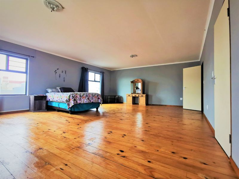 LARGE CONTEMPORARY FAMILY HOUSE - Photo 10