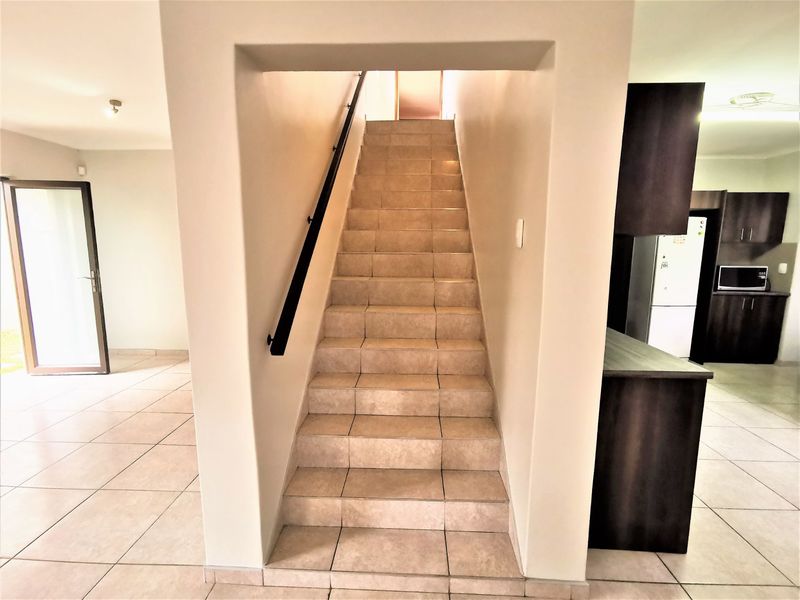 LARGE CONTEMPORARY FAMILY HOUSE - Photo 9