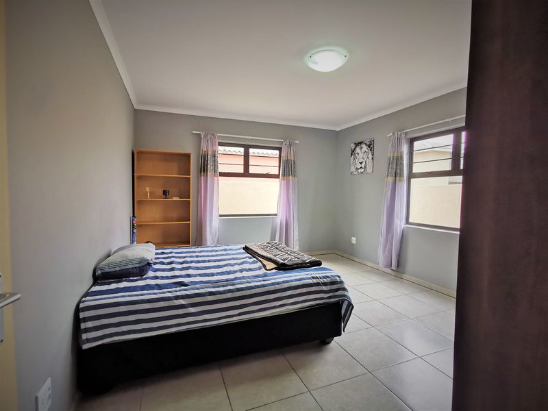LARGE CONTEMPORARY FAMILY HOUSE - Photo 7