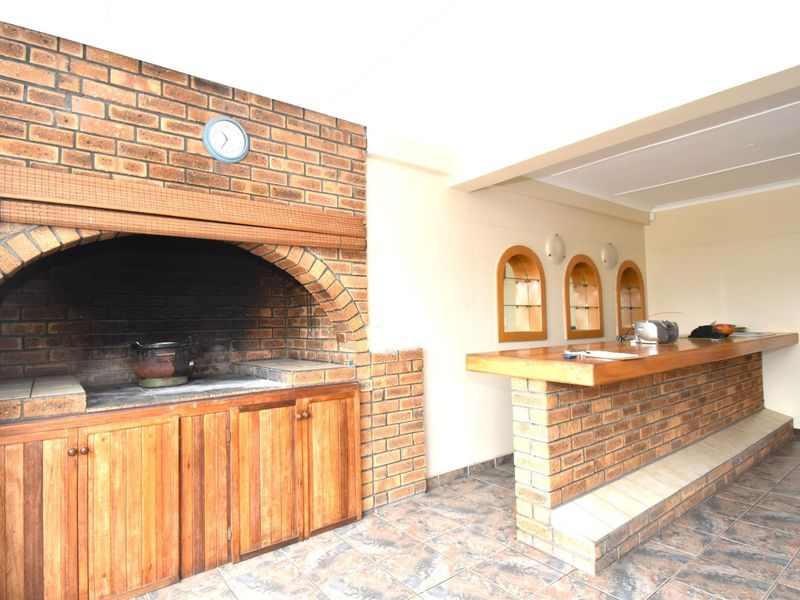 Stunning Double-Storey Home with Expansive Grounds - Photo 2