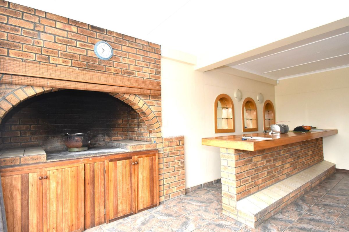 Stunning Double-Storey Home with Expansive Grounds - Photo 2