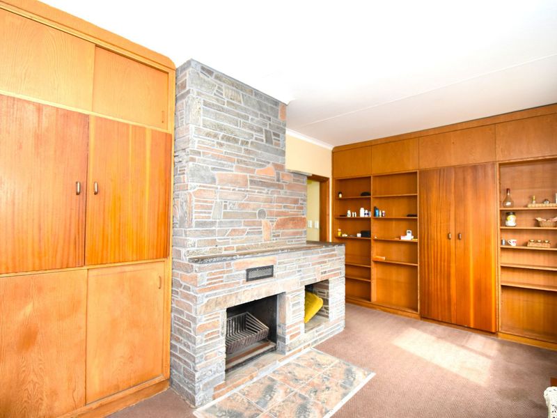Stunning Double-Storey Home with Expansive Grounds - Photo 4