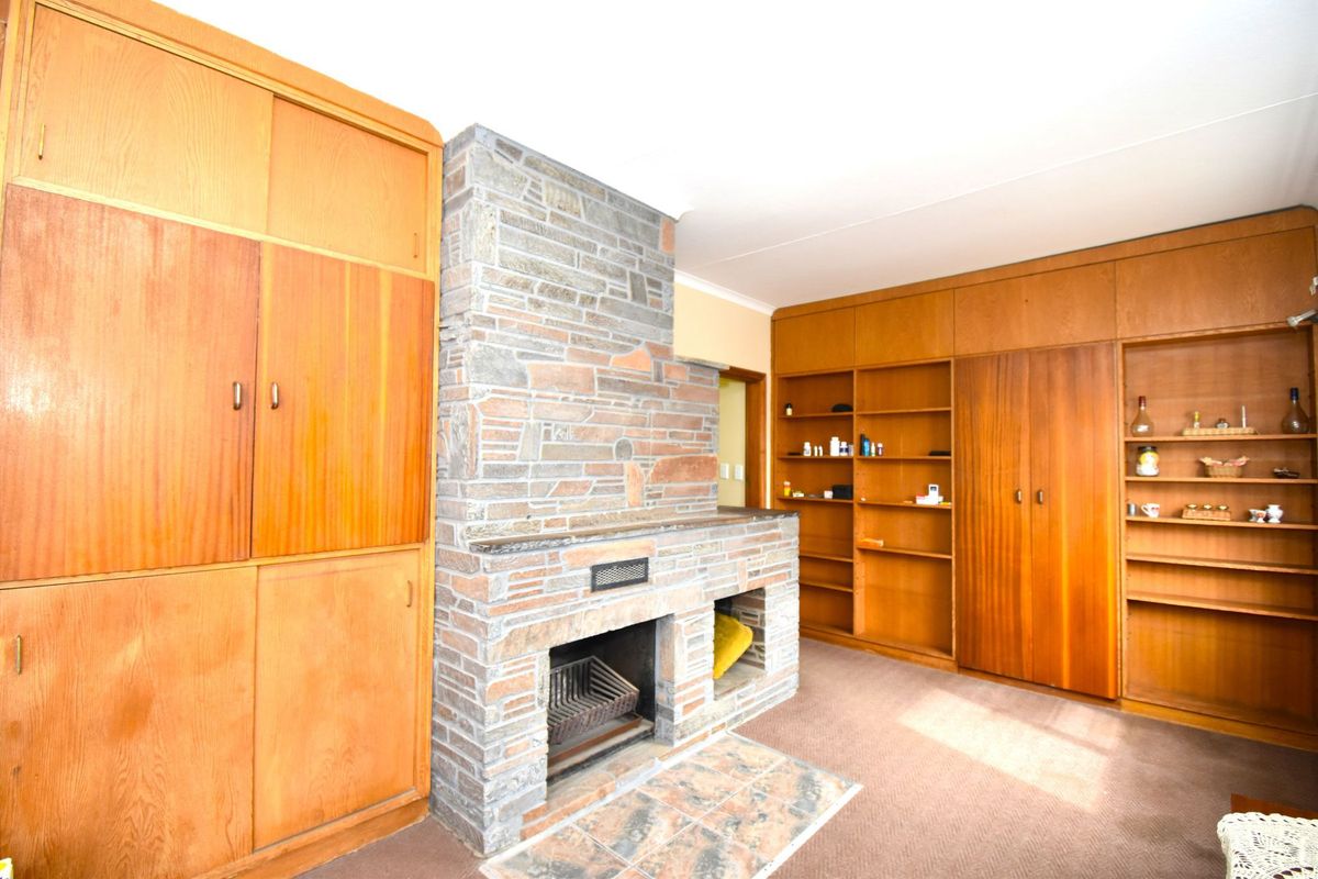 Stunning Double-Storey Home with Expansive Grounds - Photo 4