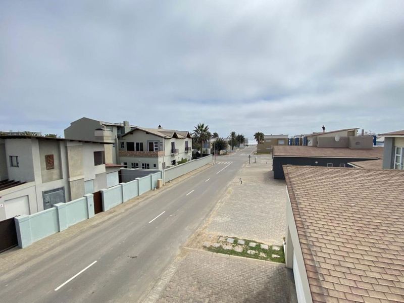 Coastal Bliss Awaits: Stunning Brand-New Family Home - Photo 3