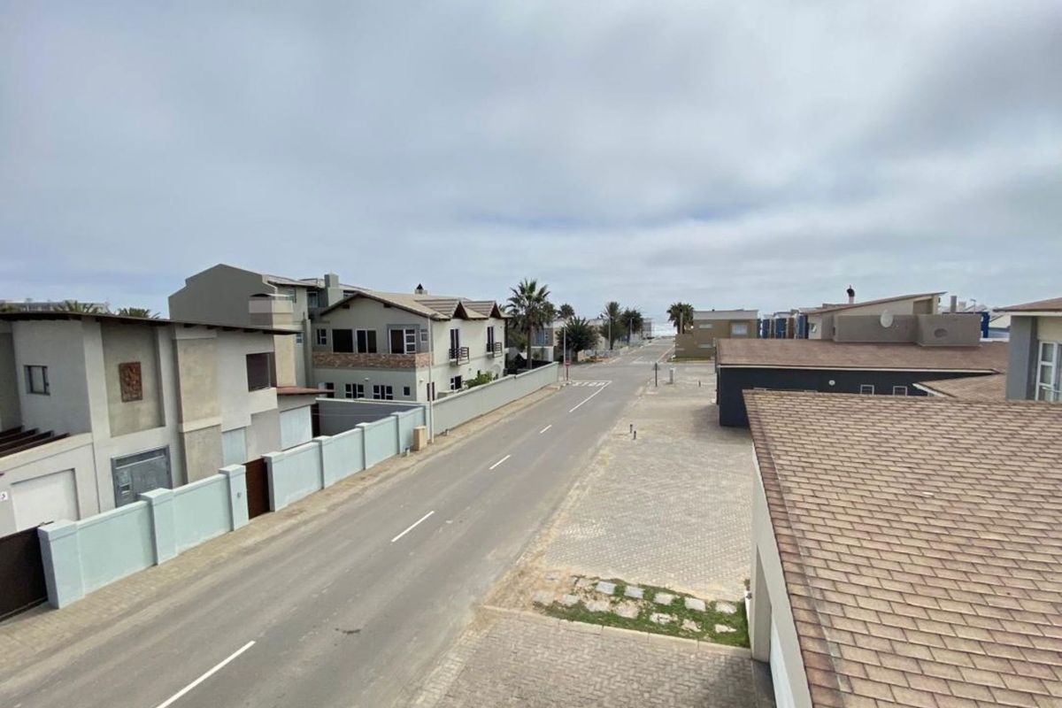 Coastal Bliss Awaits: Stunning Brand-New Family Home - Photo 3