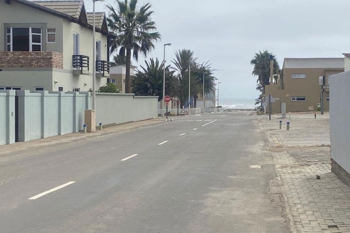 Coastal Bliss Awaits: Stunning Brand-New Family Home - Photo 2