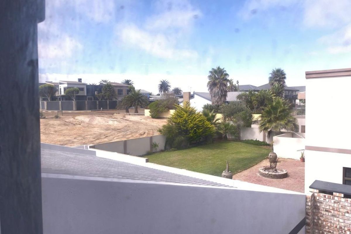 Coastal Bliss Awaits: Stunning Brand-New Family Home - Photo 4