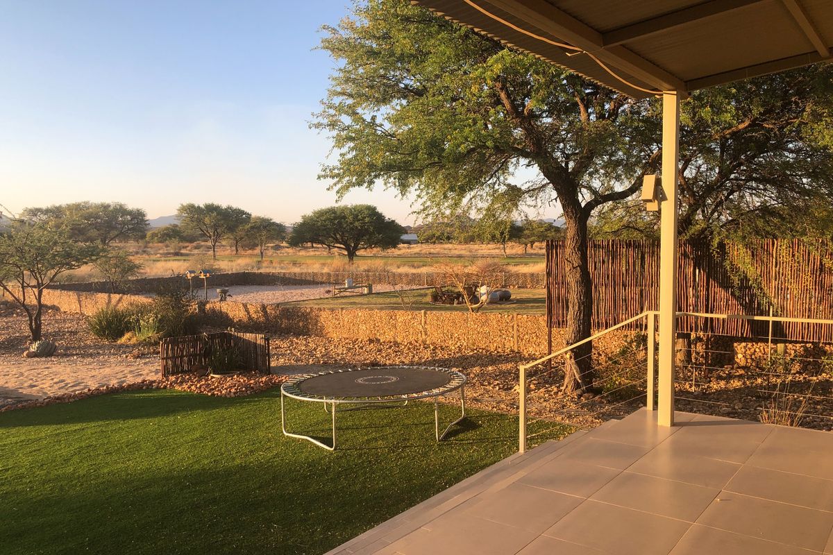 Enveloped by Nature - Photo 3